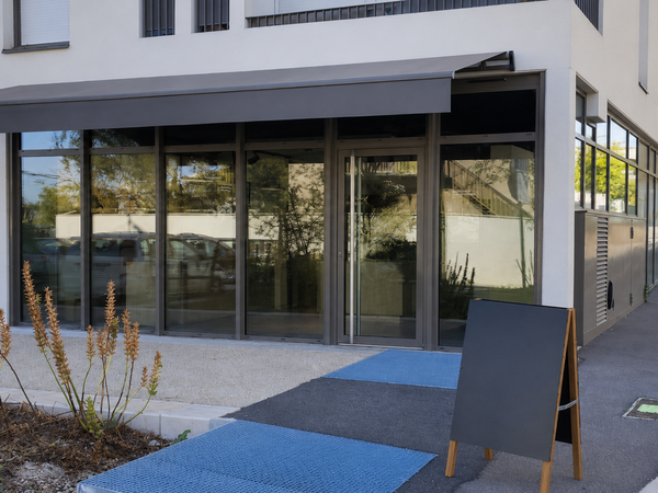 Boutique d'angle 140 m² — près de Lyon